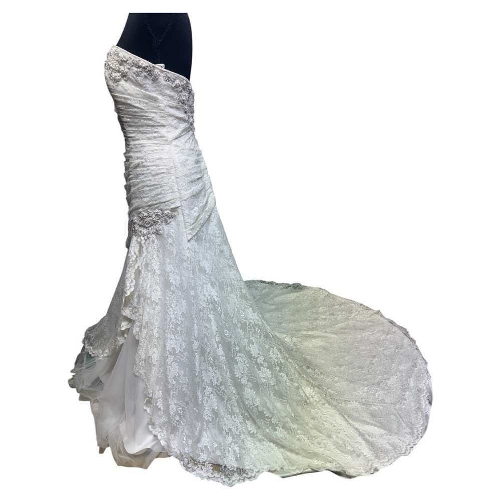 Elegant Ivory Lace Strapless Wedding Gown Size 14 - Picture 3 of 12